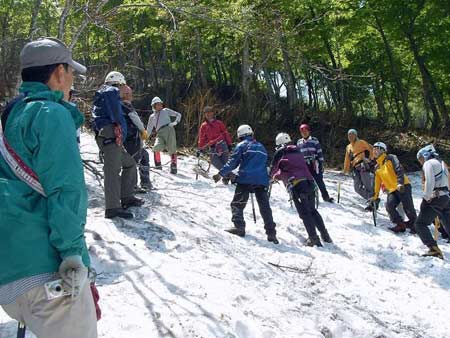 越道峠のおける雪上訓練の様子