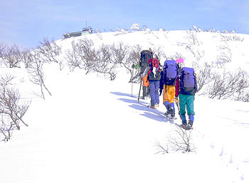 画像:白鳥山山頂を目指す訓練隊
