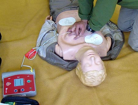 AED と心臓マッサージによる救命処置の訓練の様子