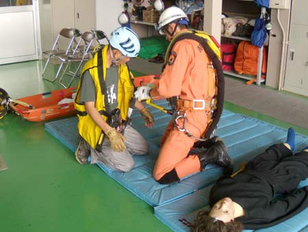 写真:救助訓練の様子